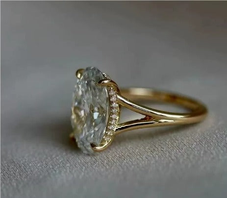 Złoty pierścionek owalny z zielonym kryształem w stylu vintage