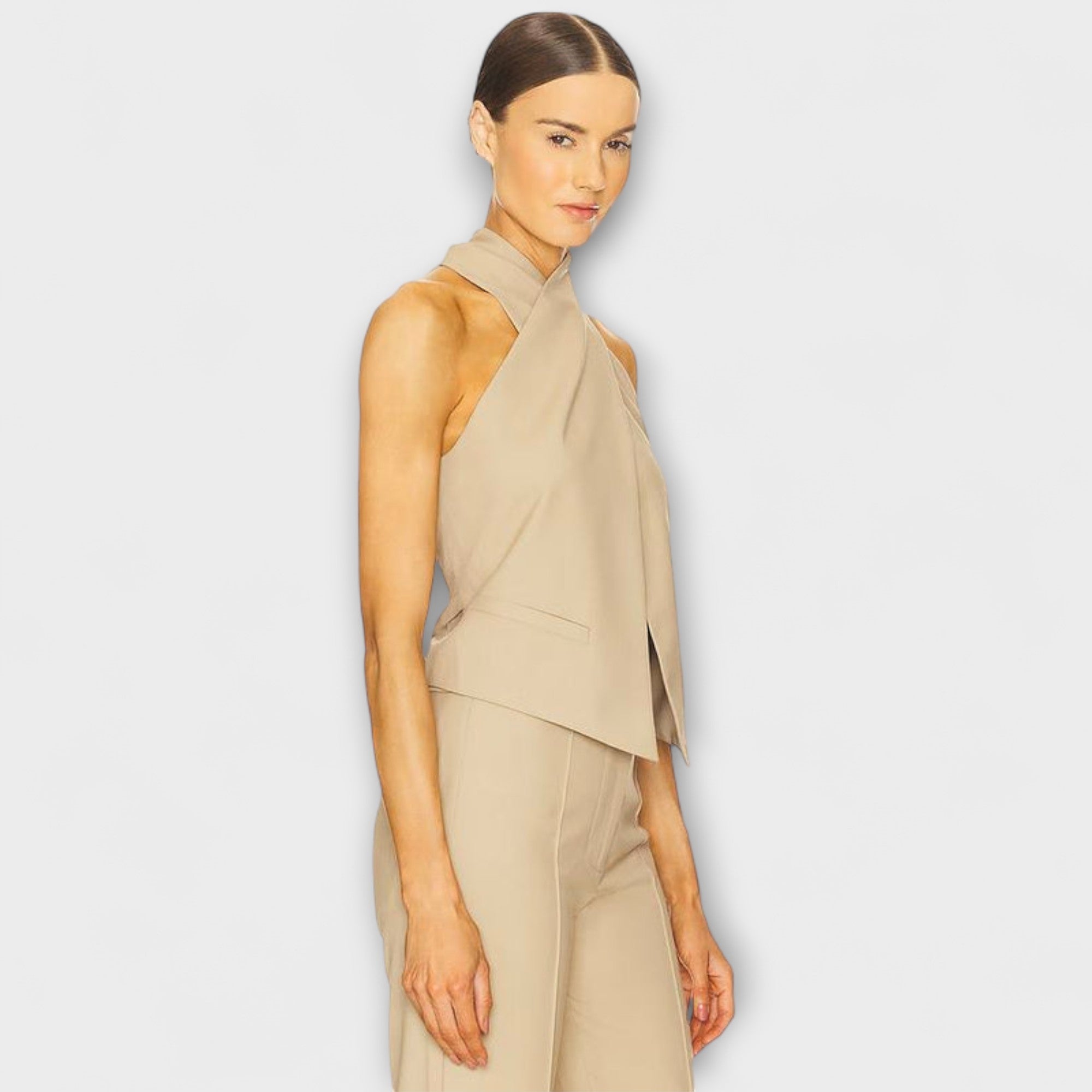 Top tank z dekoltem w serek i ukrytym zamkiem z tyłu