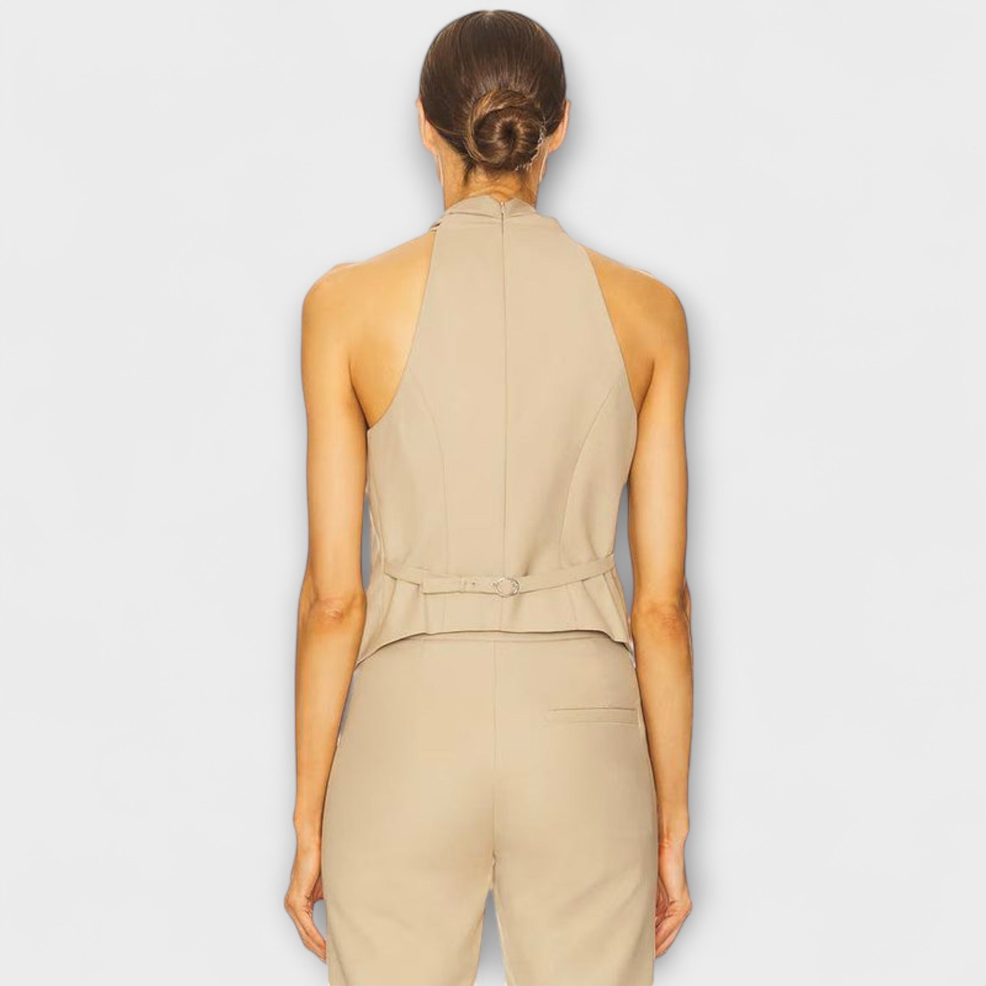 Top tank z dekoltem w serek i ukrytym zamkiem z tyłu